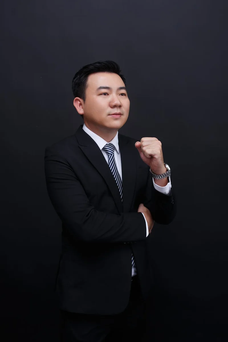 配图表现条目按线索归位的过程，让抽象的分类规则有可见的对照对象